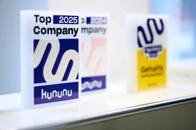 Auszeichnungen als Top Company auf der Fensterbank im Kölner Büro von MTR Legal